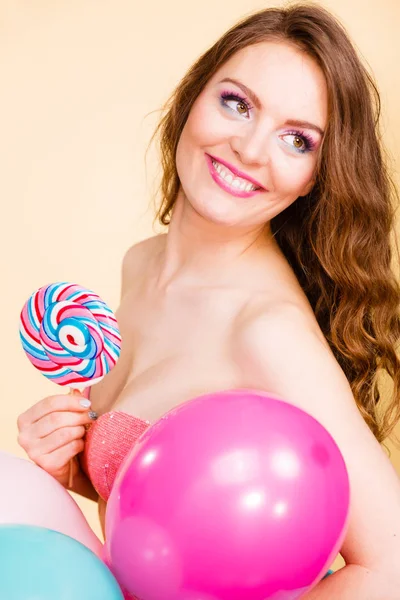 Frau Lächelt Fröhliches Mädchen Mit Bunten Luftballons Und Süßem Lutscher — Stockfoto