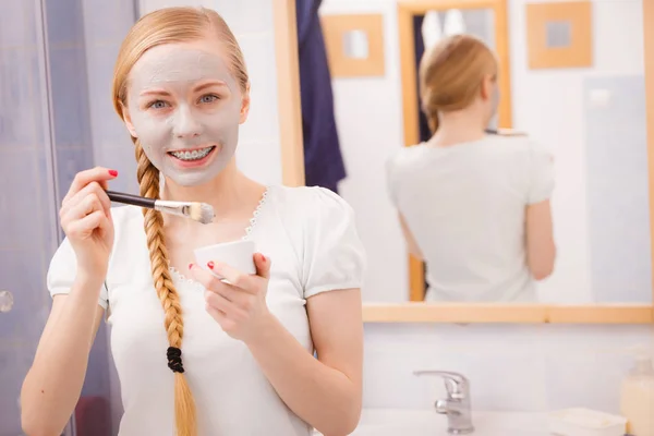 Hautpflege Junge Frau Trägt Mit Pinsel Graue Lehmmaske Auf Ihr — Stockfoto