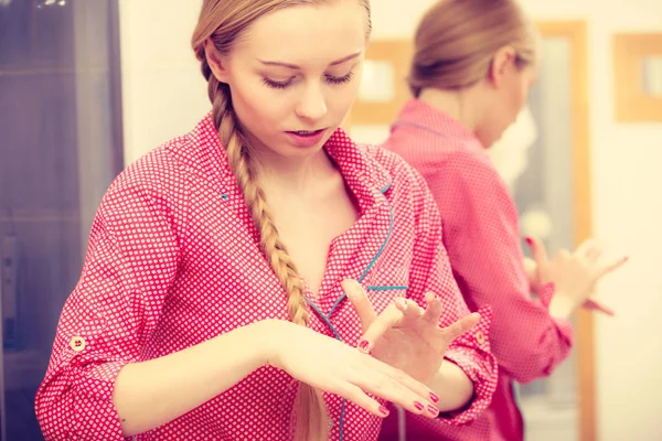 Concetto Cura Del Corpo Giovane Donna Pigiama Rosa Che Applica — Foto Stock