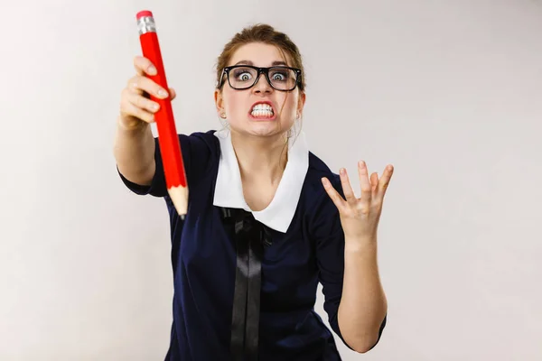 Wütende Studentinnen Oder Lehrerinnen Mit Großen Rotstiftschreien Studioaufnahme Auf Grau — Stockfoto