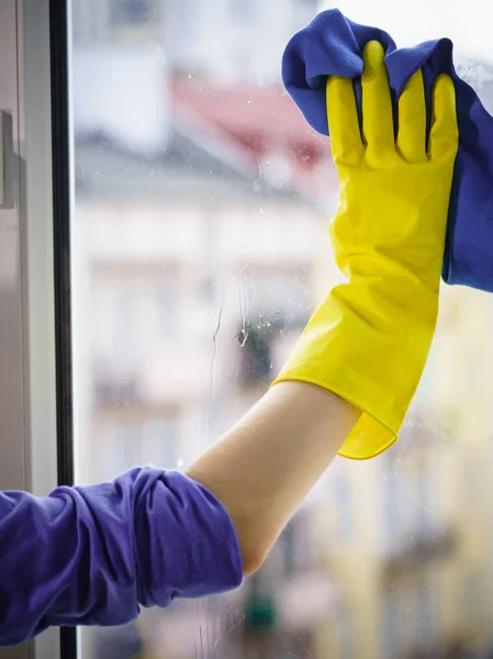 Persona Que Usa Detergente Limpieza Tela Para Limpiar Vidrio Ventana —  Fotos de Stock