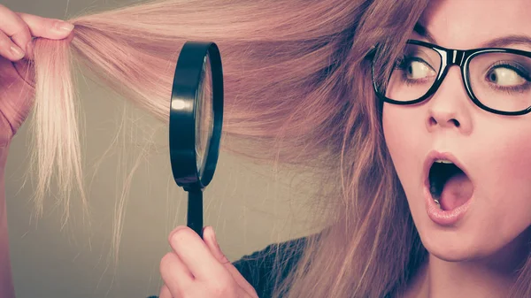 Haarverzorging Problemen Concept Geschokt Blonde Vrouw Met Vergrootglas Onderzoeken Van — Stockfoto