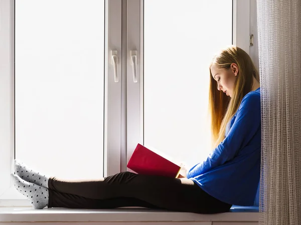 Vrije Tijd Literatuur Mensen Concept Jonge Vrouw Tiener Meisje Lezen — Stockfoto