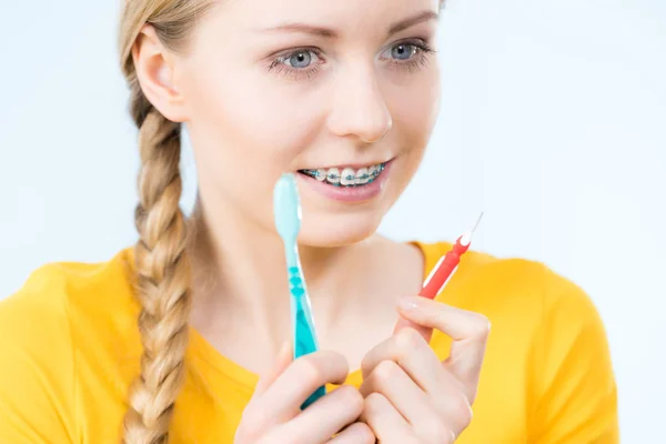 Tandarts Orthodontist Concept Jonge Vrouw Glimlachen Reinigen Tanden Poetsen Met — Stockfoto