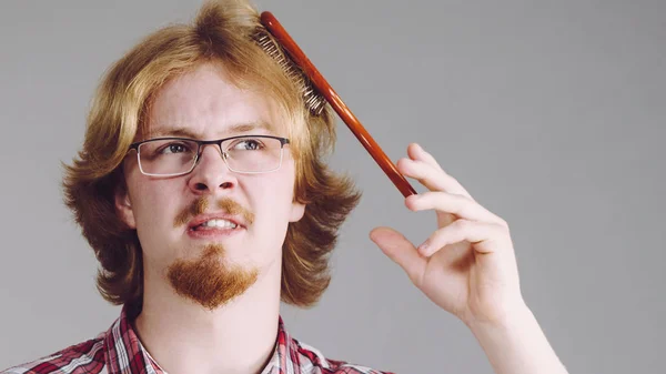 Homem Barbudo Tendo Problemas Com Pentear Cabelo Usando Escova Problemas — Fotografia de Stock