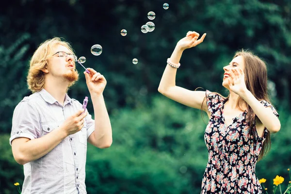 Glücklich Lustiges Hipster Paar Beim Gemeinsamen Blasen Von Seifenblasen Freien — Stockfoto