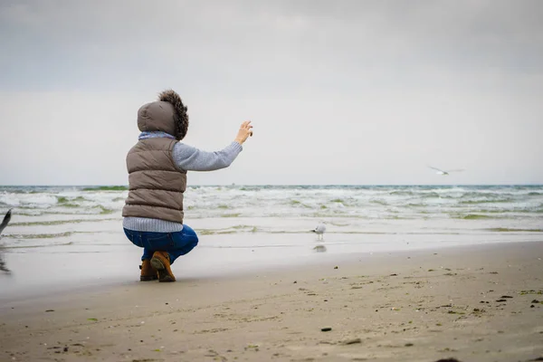 Entspannung Und Muße Frau Geht Strand Spazieren Touristinnen Zeigen Mit — Stockfoto