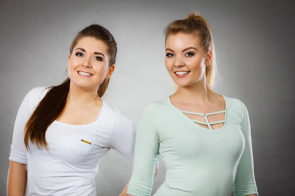 Amistad Concepto Relaciones Humanas Dos Amigas Felices Divirtiéndose Sonriendo Con — Foto de Stock