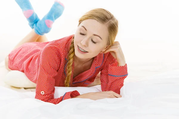 게으름 침대에서 긍정적인 소녀입니다 게으른 아늑한 분위기에 베개에 — 스톡 사진