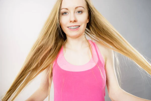 Cura Dei Capelli Concetto Acconciatura Giovane Donna Toccando Suoi Lunghi — Foto Stock