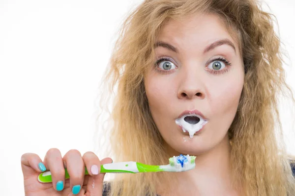 Mulher Escovando Dentes Limpeza Menina Chocada Com Escova Dentes Higiene — Fotografia de Stock