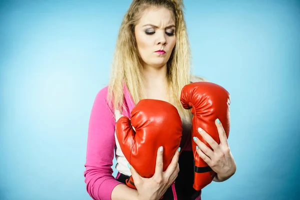 Sportovní Legrační Žena Nosí Červené Boxerské Rukavice Ukázal Zmatený Studio — Stock fotografie