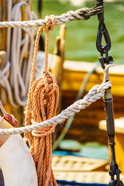 Vecchio Stile Albero Sartiame Molte Corde Marroni Sul Ponte Barca — Foto Stock