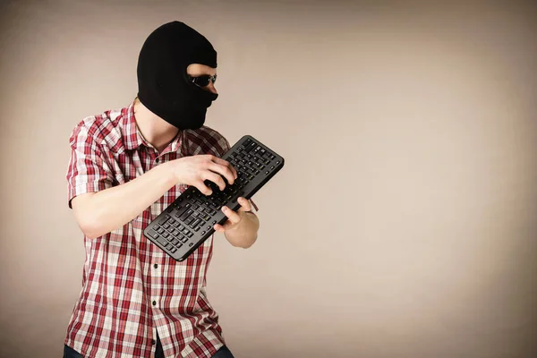 Gekke Hacker Onherkenbare Man Draagt Zwarte Bivakmuts Met Computertoetsenbord Haat — Stockfoto