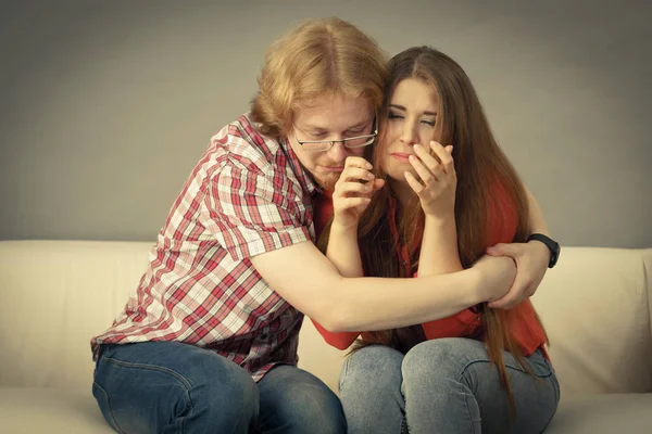 Man Troostende Vrouw Zittend Bank Vriend Die Vertrouwen Heeft Een — Stockfoto