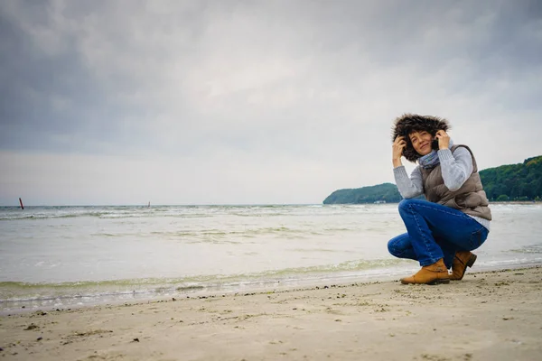 Relajación Ocio Mujer Caminando Playa Turista Femenina Relajarse Cerca Lugar —  Fotos de Stock