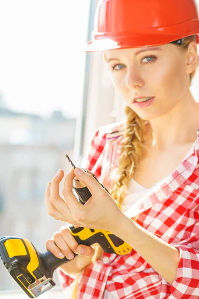 Young Woman Adjusting Changing Her Drill Bit Doing Home Renovation — Stock Photo, Image