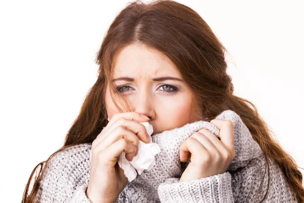 組織の中で凍傷の女性のくしゃみ 女の子暖かいセーターを着て寒さと震え インフルエンザやその他のウイルス — ストック写真