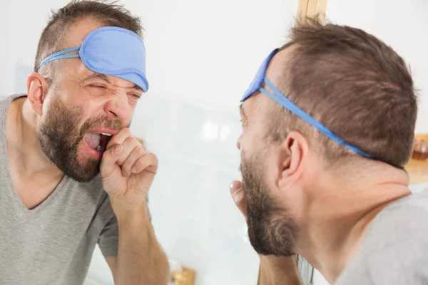 Hombre Adulto Divertido Con Máscara Frente Con Problemas Para Despertarse —  Fotos de Stock