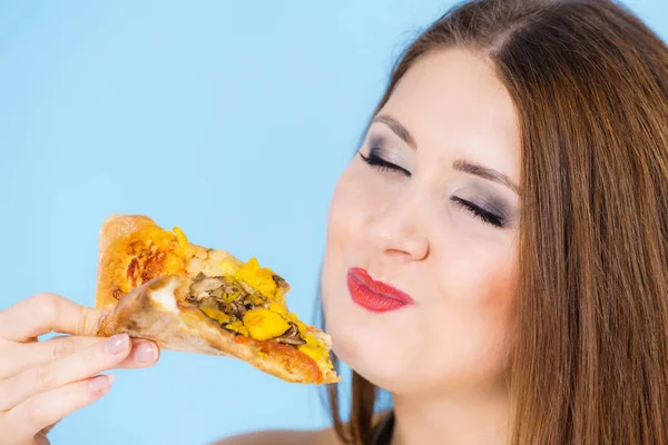 年轻女人吃热新鲜披萨片 蓝色的 美味的快餐餐 意大利菜的概念 — 图库照片