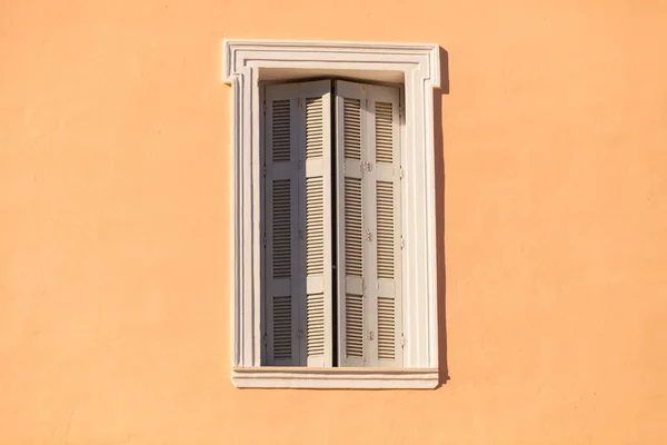 典型的地中海建筑白色窗户与橙色家庭墙壁上的百叶窗相连 — 图库照片