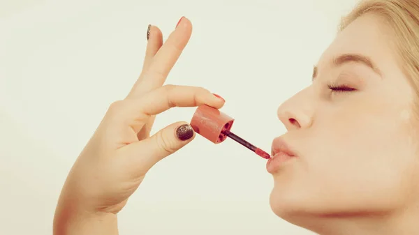 Junge Erwachsene Frau Die Lippenstift Oder Lipgloss Auf Ihre Lippen — Stockfoto