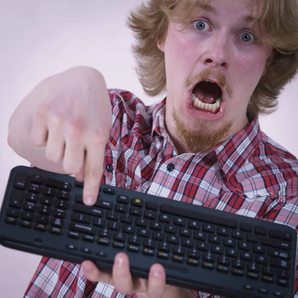 Nerd Geek Jonge Volwassen Man Spelen Videospelletjes Met Computer Toetsenbord — Stockfoto
