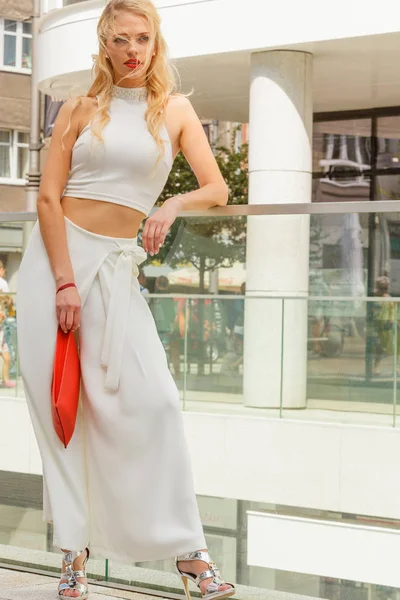 クロップトップとワイドパンツのキュートで白い服を着てファッションモデルの女性 — ストック写真