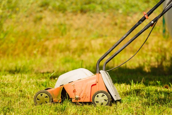 Trädgårdsarbete Trädgårdsarbete Gammal Gräsklippare Klipper Grönt Gräs Trädgården Klippfält Med — Stockfoto