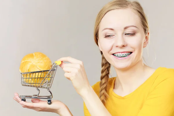 购买面筋食品的概念 拿着购物车的妇女手推车 车上有一小块儿面包面包包 — 图库照片