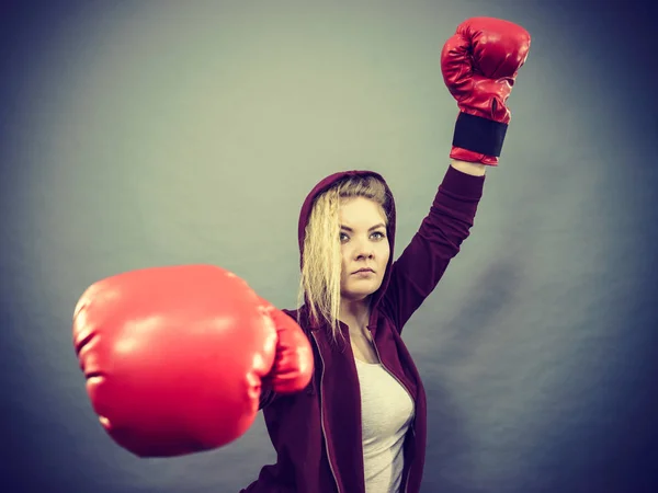 Mujer Deportiva Que Usa Guantes Boxeo Rojos Lucha Ganadora Estar —  Fotos de Stock