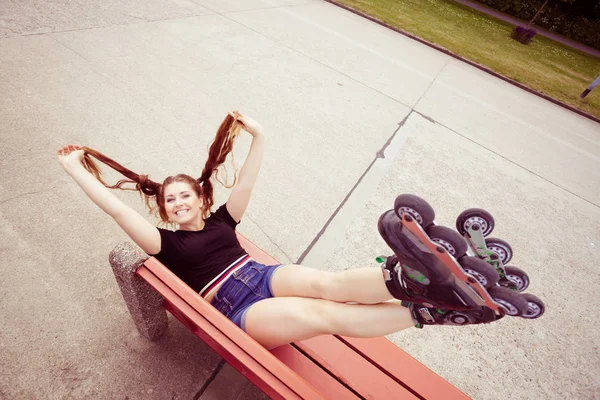 Jovem Feliz Usando Patins Deitado Banco Com Pernas Levantadas Ângulo — Fotografia de Stock