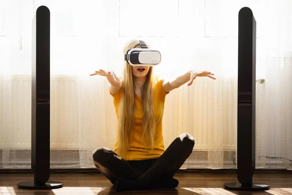Νεαρή Γυναίκα Φορώντας Γυαλιά Εικονικής Πραγματικότητας Κουτί Χέρια Απλωμένα Κάθεται — Φωτογραφία Αρχείου
