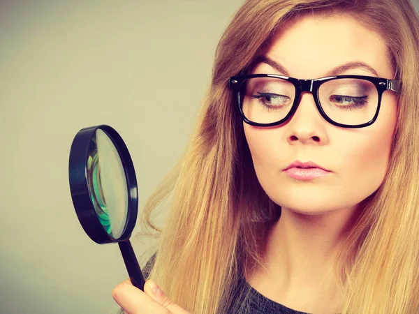 Blond Kvinna Håller Förstoringsglas Undersöker Något Och Tittar Noga Försöker — Stockfoto