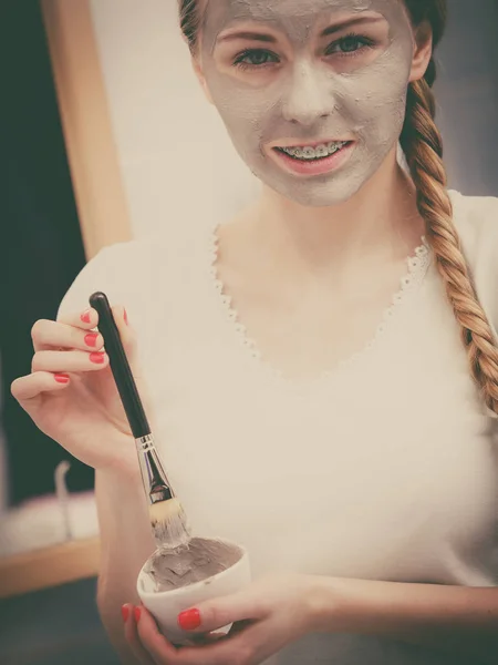 Cuidado Piel Mujer Joven Que Aplica Con Cepillo Máscara Barro — Foto de Stock