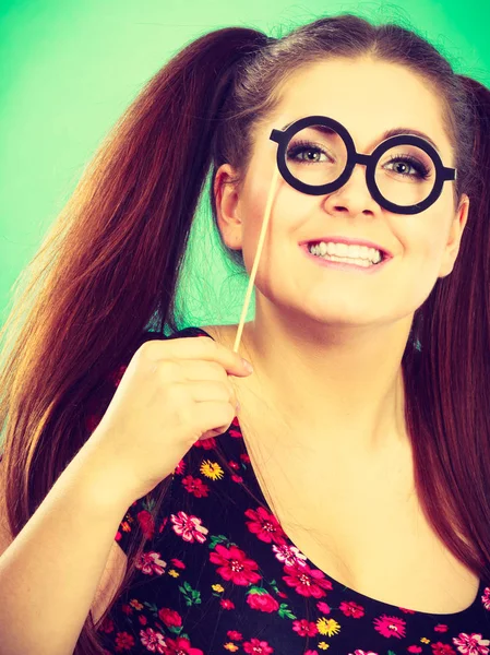 Feliz Joven Adolescente Sosteniendo Gafas Falsas Palo Divirtiéndose Foto Carnaval —  Fotos de Stock