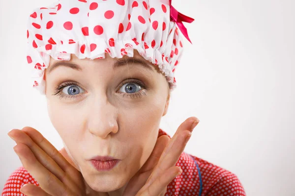 Mulher Feliz Engraçada Após Chuveiro Vestindo Pijama Rosa Gorro Pontilhado — Fotografia de Stock