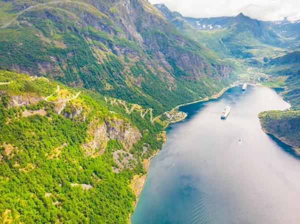 Fjord Geirangerfjord met veerboot, Noorwegen. — Stockfoto