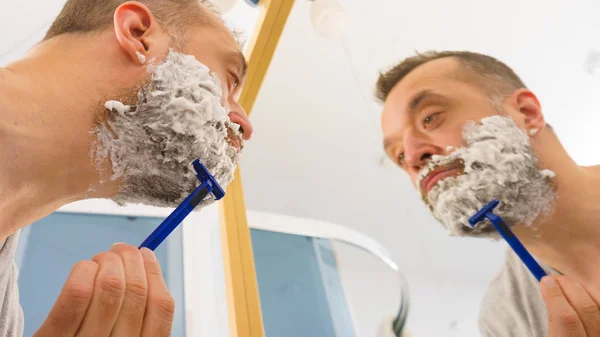 Guy scheren van zijn baard in badkamer — Stockfoto