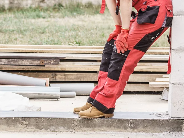 Pessoa que usa calças vermelhas de trabalhador — Fotografia de Stock