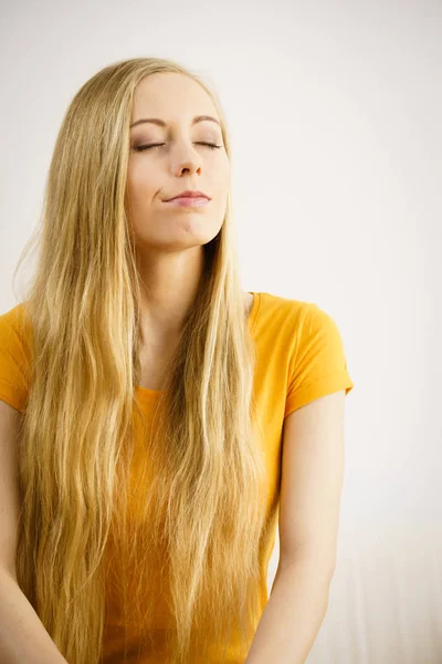 Žena s dlouhými vlasy relaxační nebo meditovat — Stock fotografie