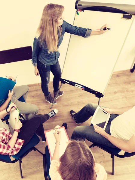 Gruppe von Menschen Studenten arbeiten zusammen — Stockfoto