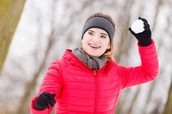 Femme sportive lançant boule de neige — Photo