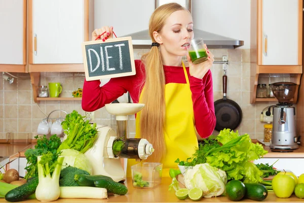 Žena držící zeleninové šťávy a dietní znamení — Stock fotografie