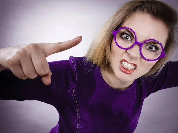 Arg galen bossig affärskvinna är rasande — Stockfoto