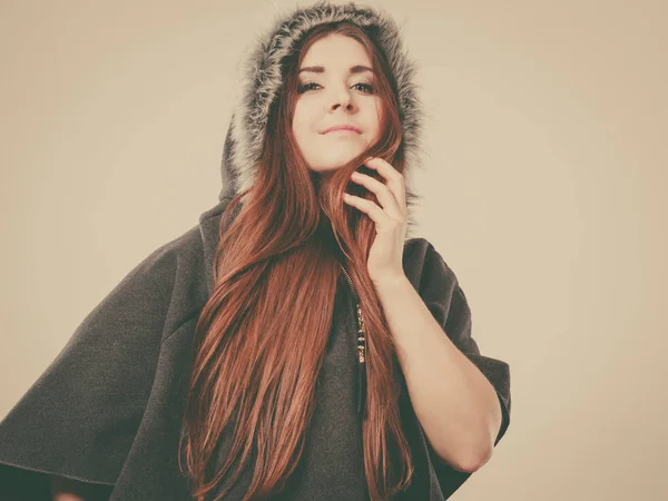 Mujer feliz usando poncho oscuro con capucha —  Fotos de Stock