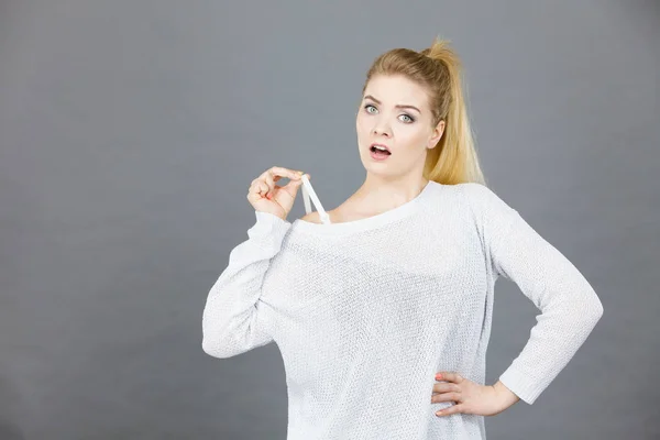 Confuso donna tenendo la cinghia reggiseno — Foto Stock