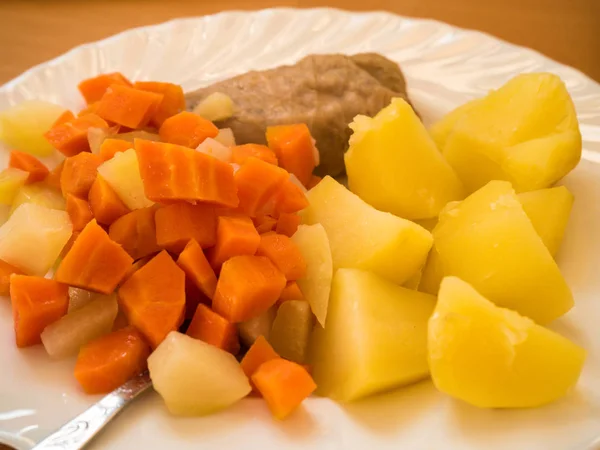 Farina per cena, carota brasata, patate bollite e carne — Foto Stock