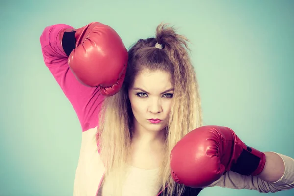 Menina bonito em luvas vermelhas jogando boxe esportes — Fotografia de Stock