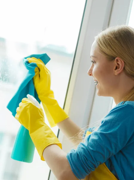 Chica ventana de limpieza en casa usando trapo detergente —  Fotos de Stock